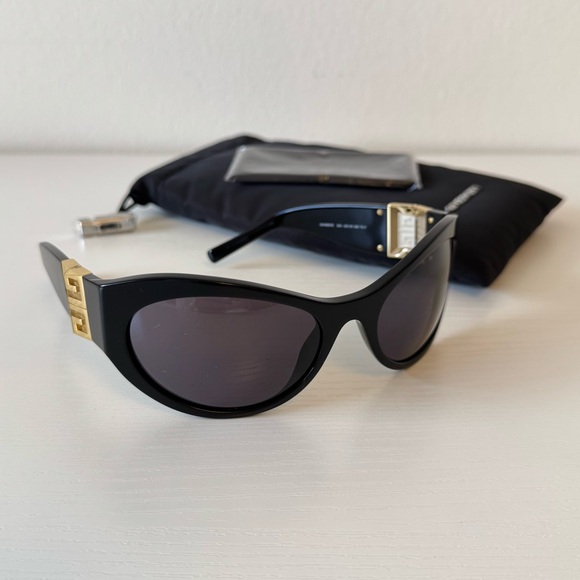 New! Givenchy Black Sunglasses GV40073I 01A, Authentic - Picture 1 of 7